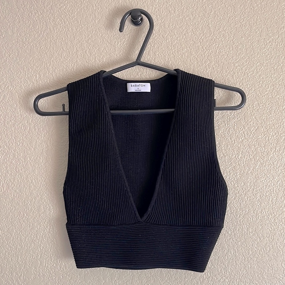 {aritzia // babaton // sculpt knit deep v tank}